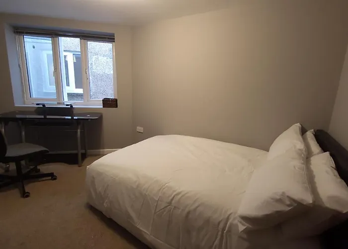 Апартаменти Fully Furnished 3 Bedroom Бристоль